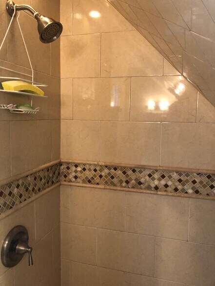 Shower with ceramic tile detail. - 5804 Searl Ter