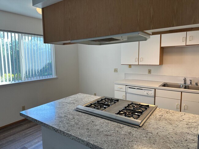 Building Photo - 1 Bedroom, 1 Bathroom Lower Unit in Small Apartment Building Close to BTC