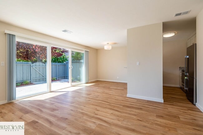 Building Photo - Beautiful 2 Bedroom Condo | Attached Garag...