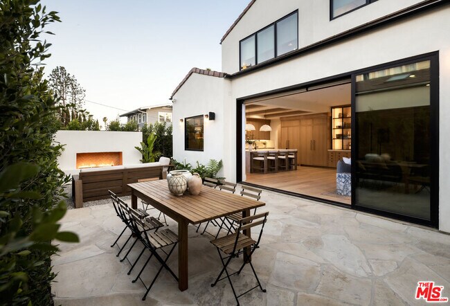 Building Photo - 1008 S Bundy Dr