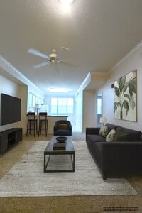 Building Photo - 1x1 Bright and spacious, convenient 1st floor unit