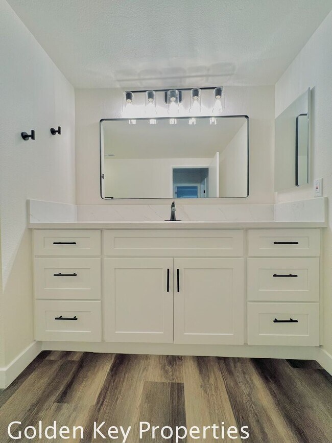 Building Photo - Welcome to this stunning duplex located in beautiful Bonsall!