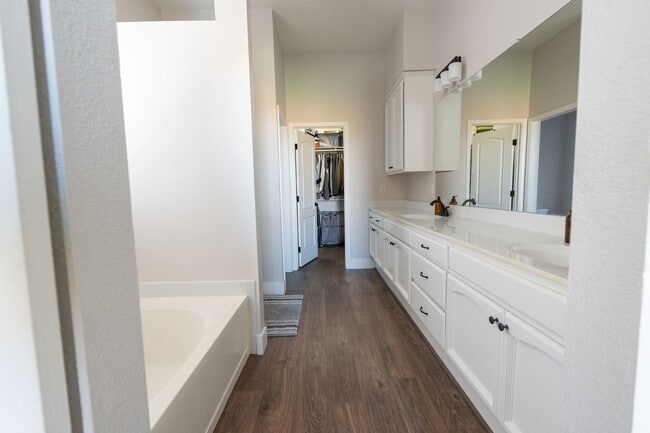 Building Photo - Stunning 3 Bedroom 2 Bath Home