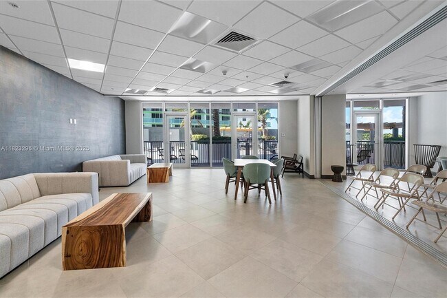 Building Photo - 1750 N Bayshore Dr