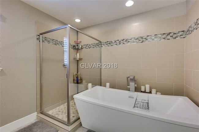 Building Photo - 6BD/5BA!! POOL/SPA!!