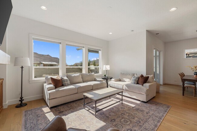 Building Photo - Beautiful 4 bed 2.5 bath home