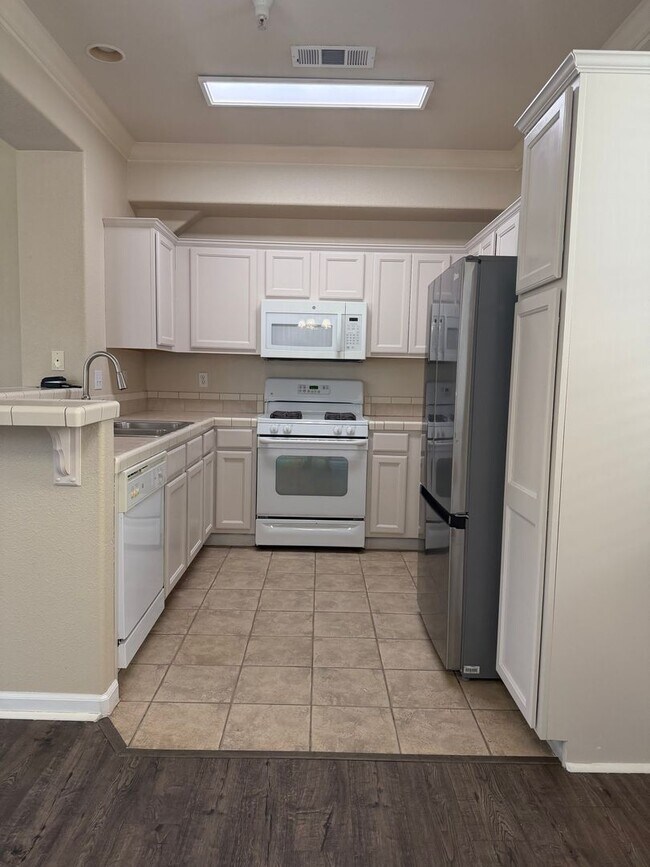 Building Photo - 3bd/2.5ba townhome in Shasta View Gardens