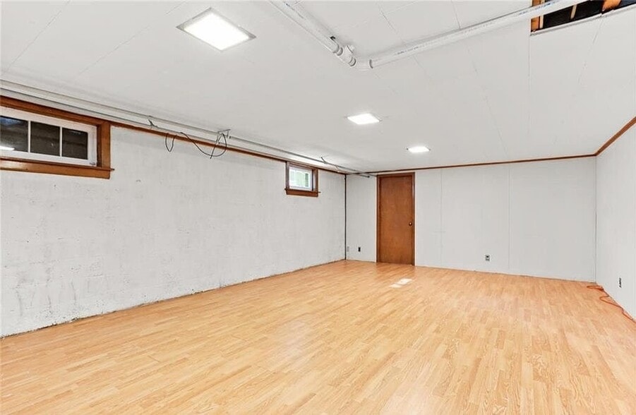 Building Photo - 8 Deerwood Ct