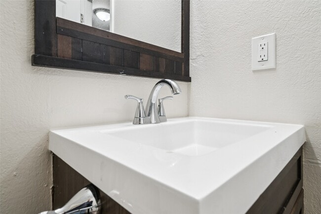 Building Photo - 1046 W 26th Ave