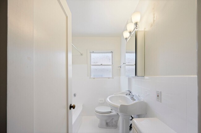 Building Photo - North Berkeley 2 Bedroom Rare Finds!