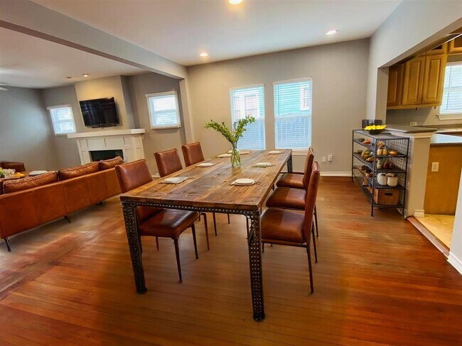 Building Photo - 404 E 35th St