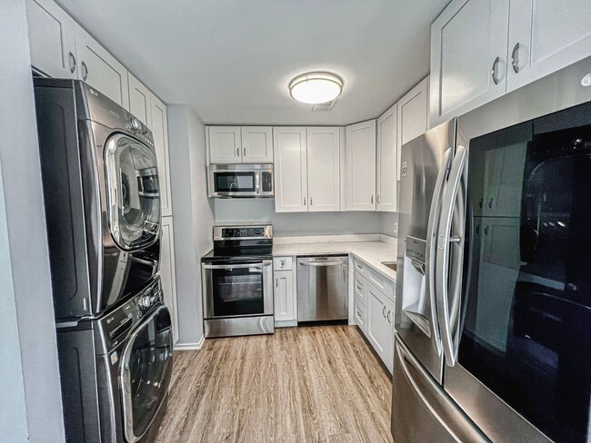 Building Photo - Recently Renovated Contemporary Apartment In Lovely Mosbys Landing