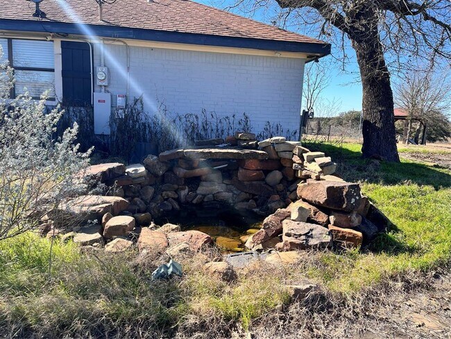 Building Photo - 162 FM 672
