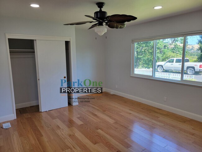 Building Photo - Stunning single level home in Walnut Creek's Parkmead Neighborhood