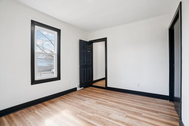 Building Photo - 5039 26th Ave