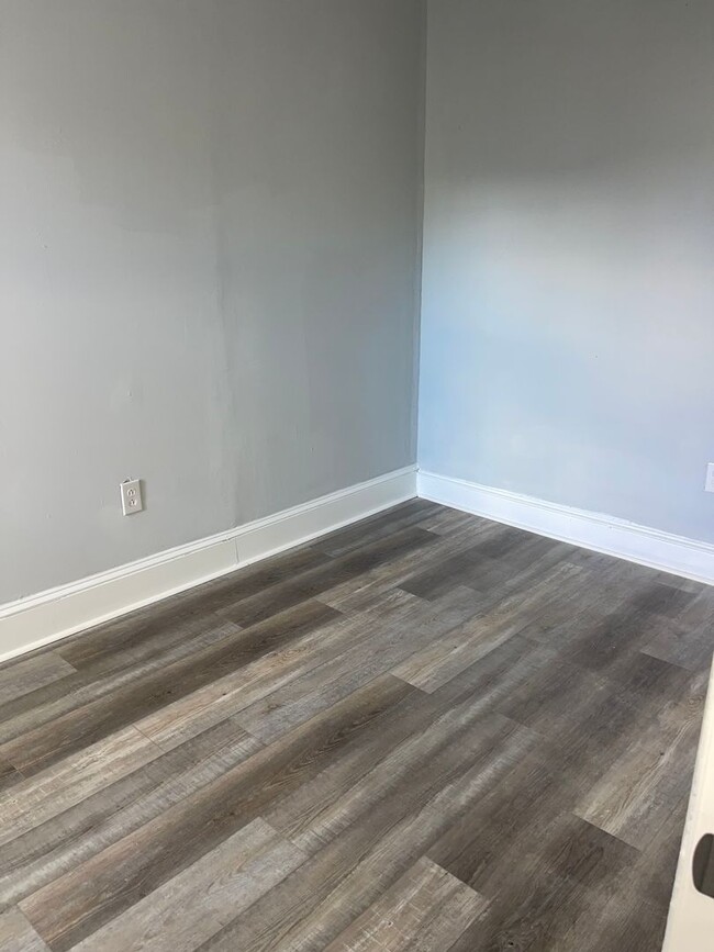 Building Photo - Newly renovated 2 bedroom unit available f...