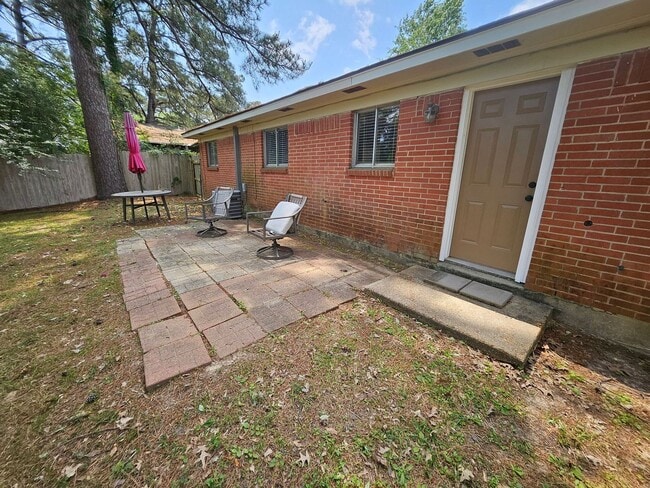 Building Photo - 404 Magnolia St