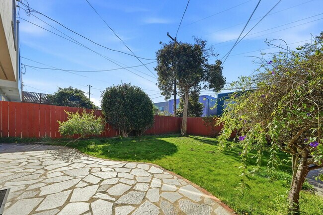 Building Photo - 72 Huntington Dr