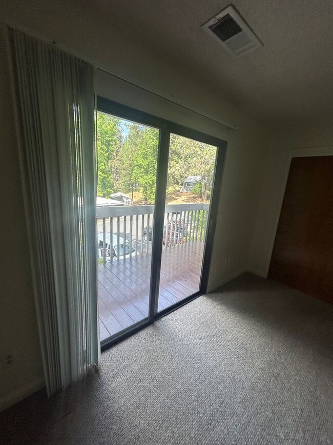 Building Photo - Kingsbury Greens HOA 2 bedroom 1 1/2 bath in Alta Sierra