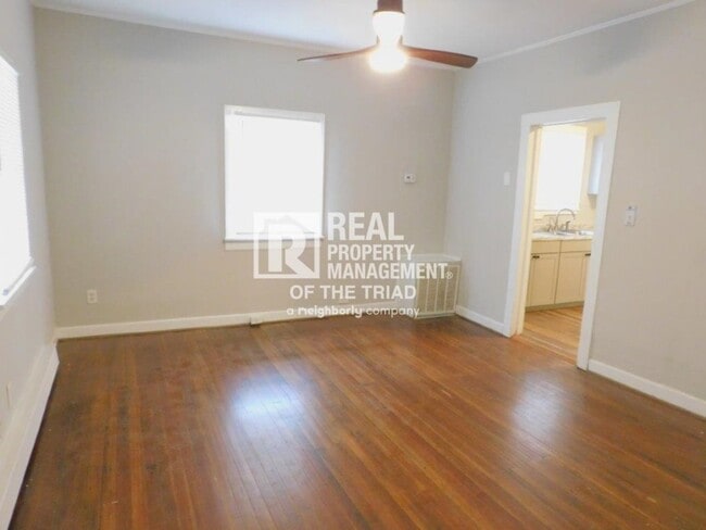 Building Photo - Move in special - Cozy 2 Bedroom/1 Bath Ho...