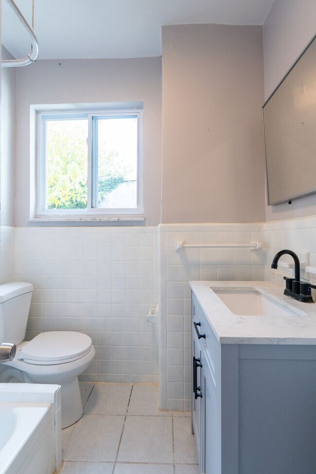 Building Photo - Point Breeze 3 bedroom South Philly