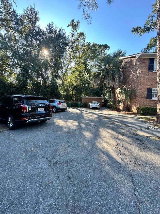 Building Photo - Beautiful 2 Bedroom 1.5 Bath Townhome!