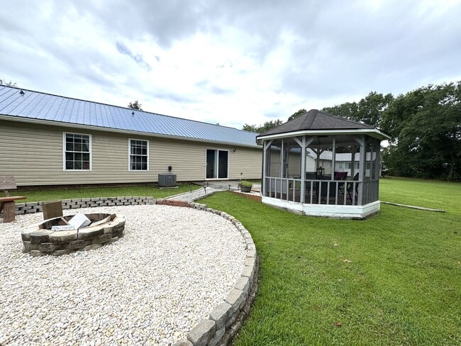 Building Photo - Minutes to Back Gate & Stone Bay!