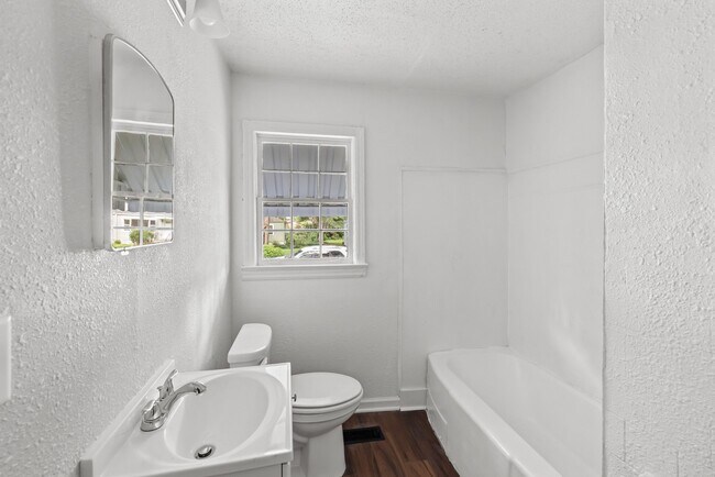 Building Photo - 832 Meadowbrook Dr