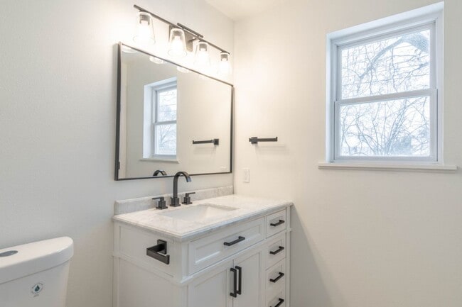 Building Photo - 3 Bedroom Single Family