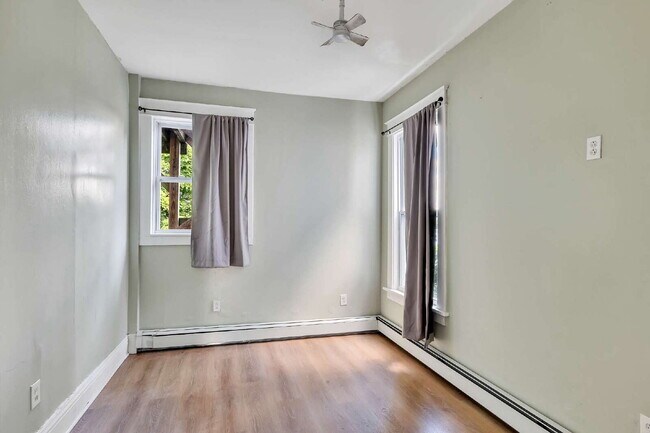 Building Photo - "Charming 3-Bed Oasis at 57 1/2 Saratoga Ave – Spacious 1250 Sq Ft in Waterford, NY!"