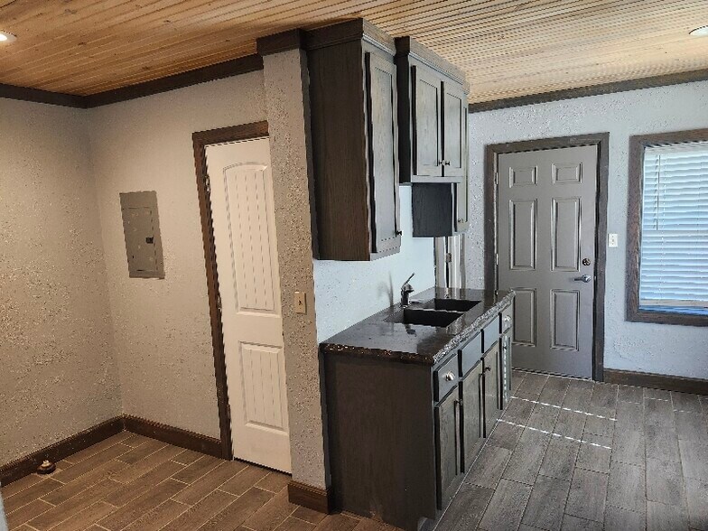 Building Photo - 201 N High St