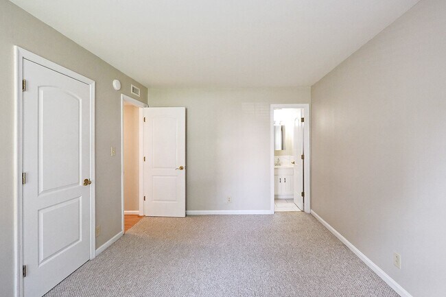 Building Photo - 1223 Villa Ln