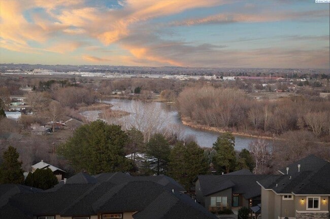 Building Photo - Stunning 5 Bedroom 4 Bath w/Daylight Basement West Richland!!!