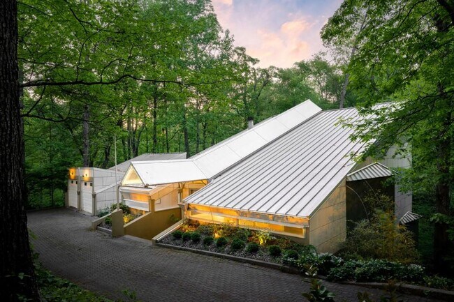 Building Photo - 1121 Dawn View Ln NW