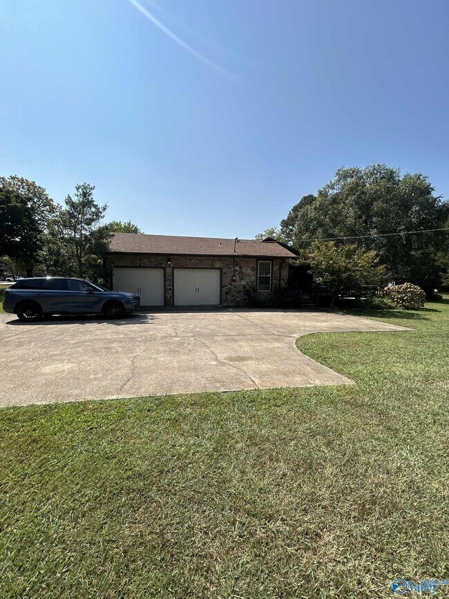 Building Photo - 17835 Oakdale Rd