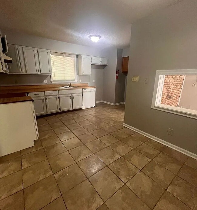 Building Photo - "Charming 3-Bedroom Memphis Home with 5 Half Baths – Perfect for Entertaining!"