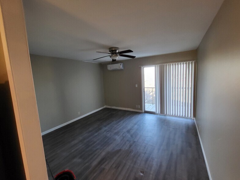 Building Photo - 734 N Country Acres Ave