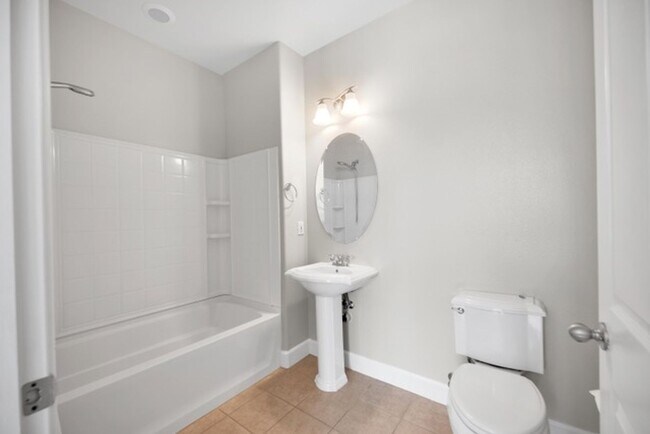 Building Photo - Townhouse - Beautiful 4bdrm, 3 bath - Rocklin