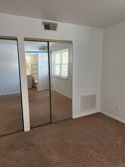 Building Photo - 4326 Villa Dr