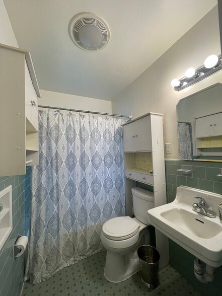 Building Photo - 306 Russell Rd