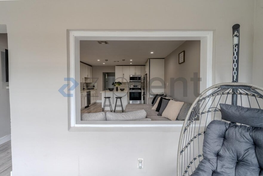 Building Photo - Unit