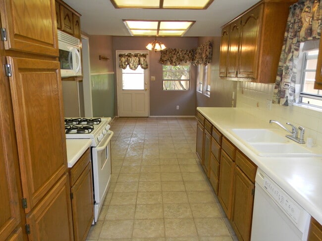 Building Photo - 1342 E Maple Ave