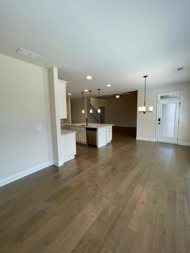 Building Photo - Gorgeous 5 bedroom 3.5 bath home in desira...