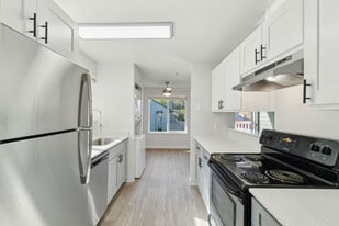Building Photo - Spinnaker Apartments