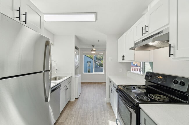 Building Photo - Spinnaker Apartments