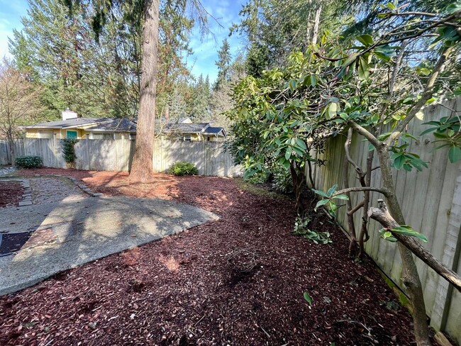 Building Photo - Edmonds 3bed 2.5 House with large yard clo...