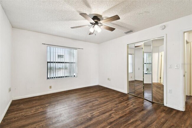 Building Photo - 1102 Shadowbrook Dr N