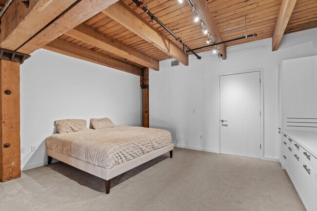 Building Photo - 404 N Washington Ave