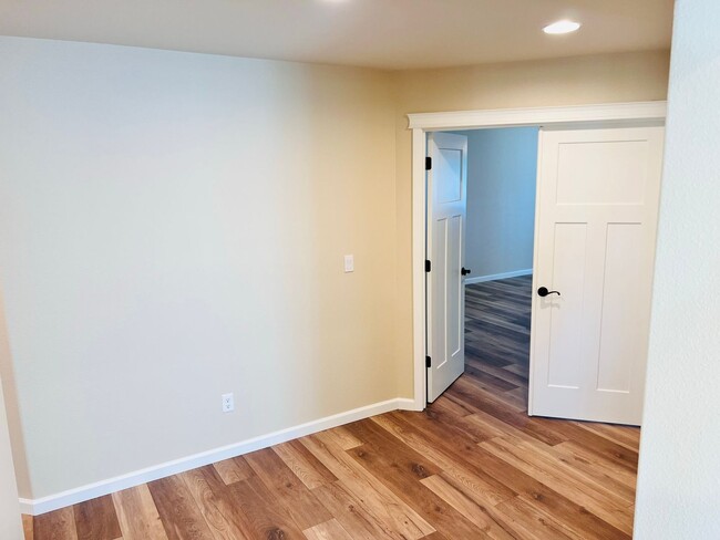 Building Photo - Stunning 5 bedroom W/Bed & Full Bath on Main Floor