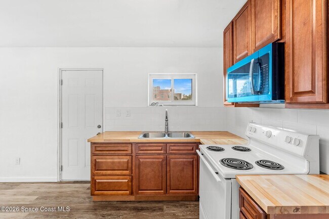 Building Photo - 405 Dummitt Ave